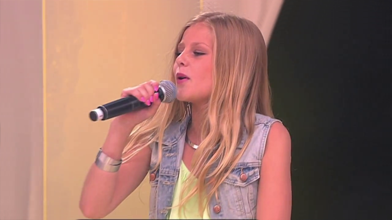 Ya puedes ver la actuacion de Julia Kedhammar en el Lilla Melodifestivalen 2014.
