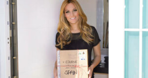 ¡Edurne recibe un paquete sorpresa en su postal!