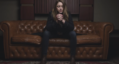 ¡Felices fiestas! Martina Bárta versiona el tema «Have Yourself A Merry Little Christmas» para felicitarnos la navidad