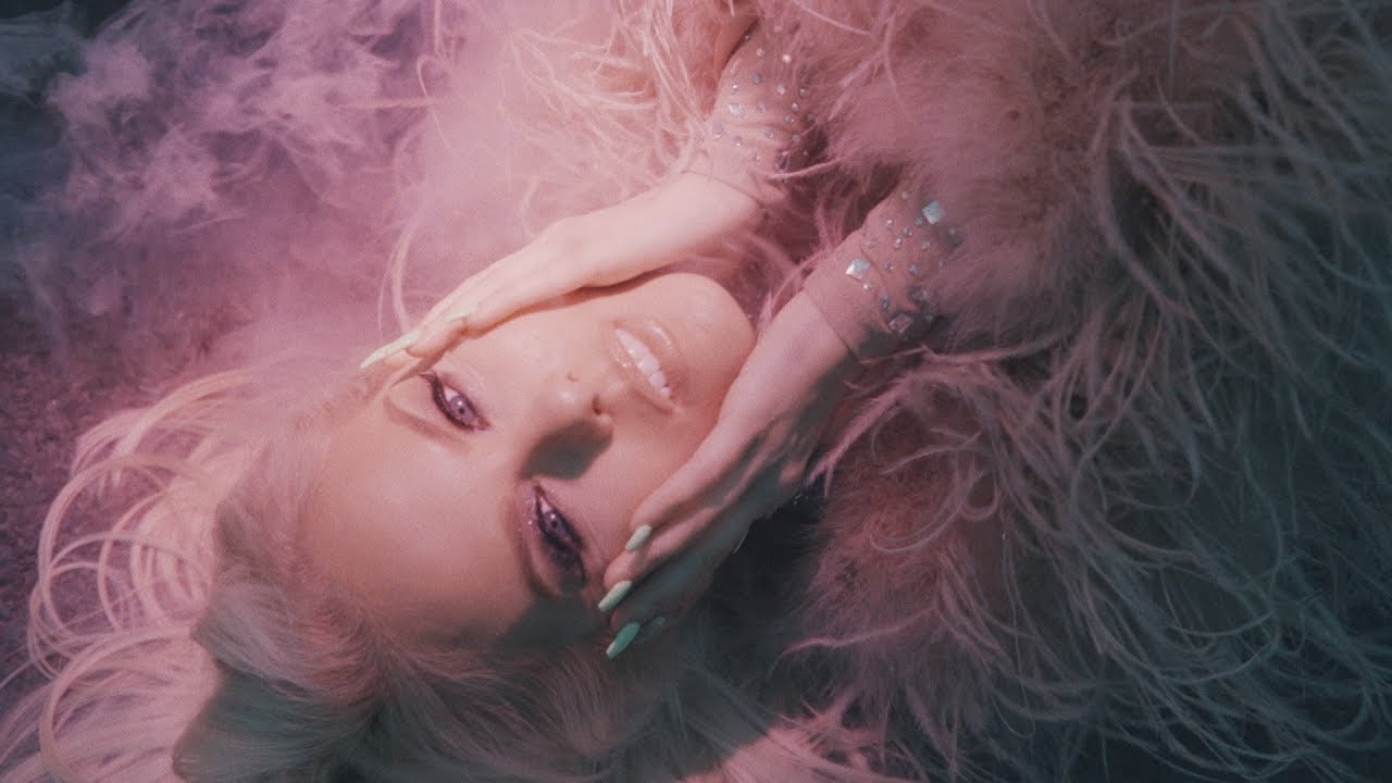Islandia: Svala publica el vídeoclip de su nueva canción «For The Night»