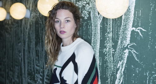 Suiza: Anna Rossinelli publica su nueva canción «Hold Your Head Up»