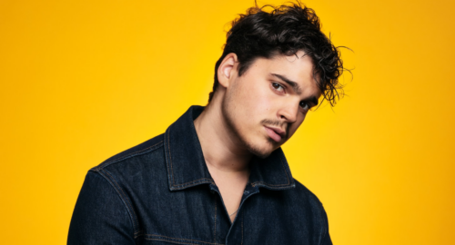 Oscar Zia presentará el Melodifestivalen 2022 que confirma fechas y gira por Suecia