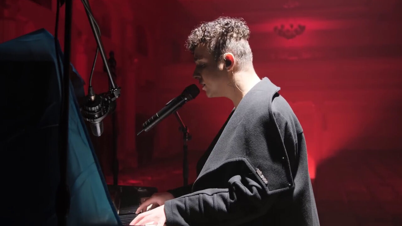 MELOVIN escribió la canción «Waste No Time» durante la guerra de Ucrania