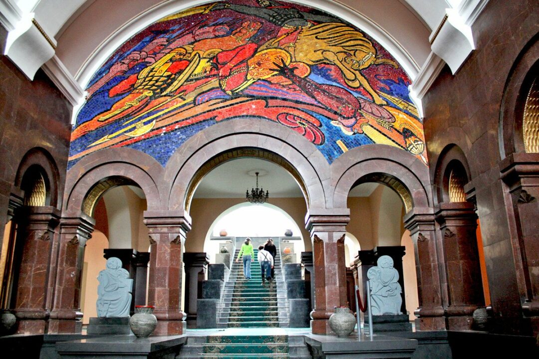 Interior del Instituto Mashtóts de investigaciones sobre los manuscritos antiguos de Armenia | Imagen: Hyurservice