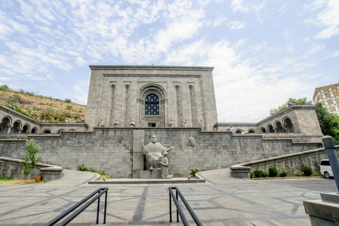 Exterior del Instituto Mashtóts de investigaciones sobre los manuscritos antiguos de Armenia | Imagen: Hyurservice