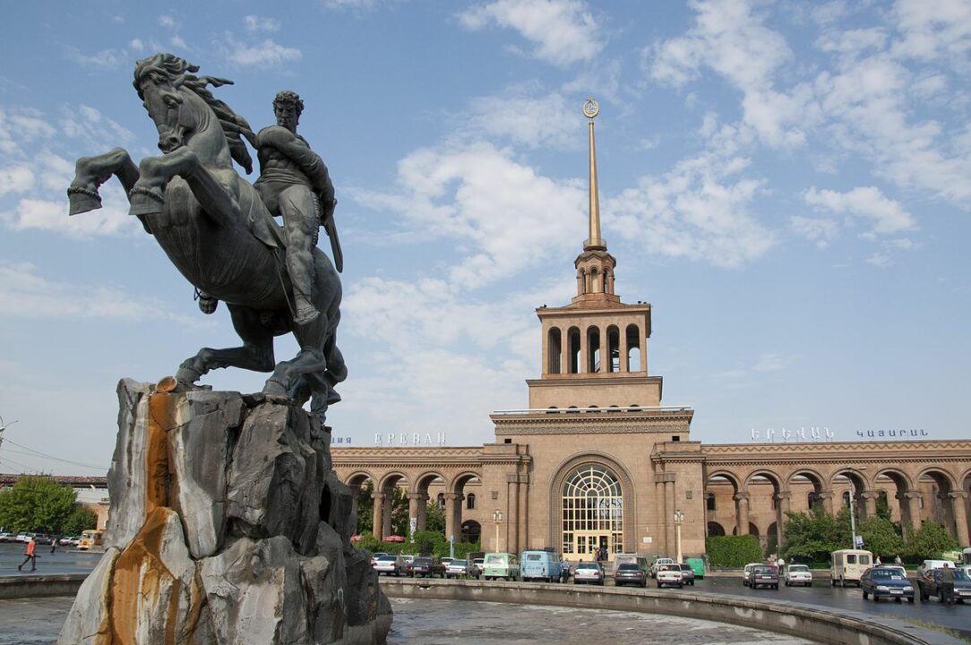 Entrada de la Estación de ferrocarril de Ereván (Armenia) | Imagen: Hyurservice