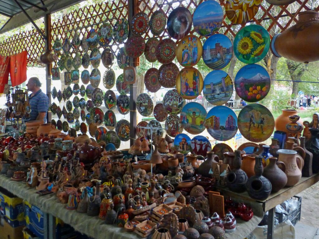Artesanía armenia en el mercadillo Vernissage de Ereván (Armenia) | Imagen: Hyurservice
