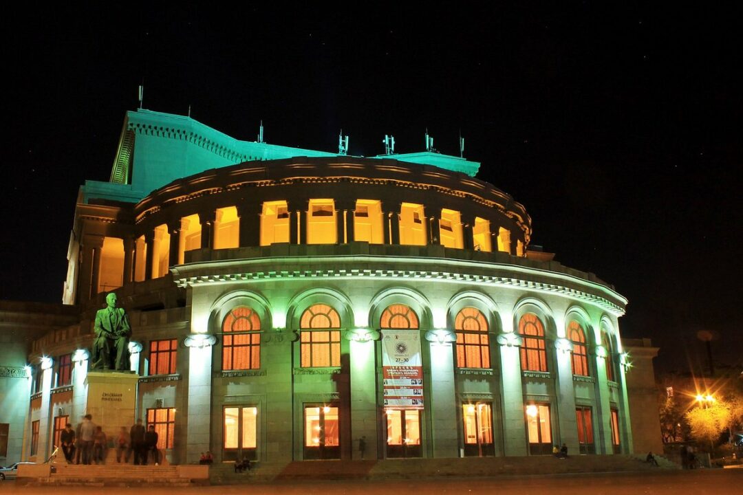 Visión nocturna del edificio de la Ópera de Ereván | Imagen: Tripadvisor