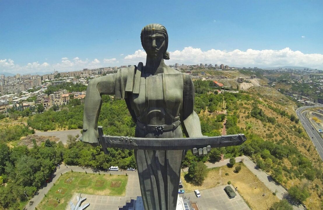 Estatua a la Madre Armenia que preside el parque de la Victoria de Ereván (Armenia) | Segobo