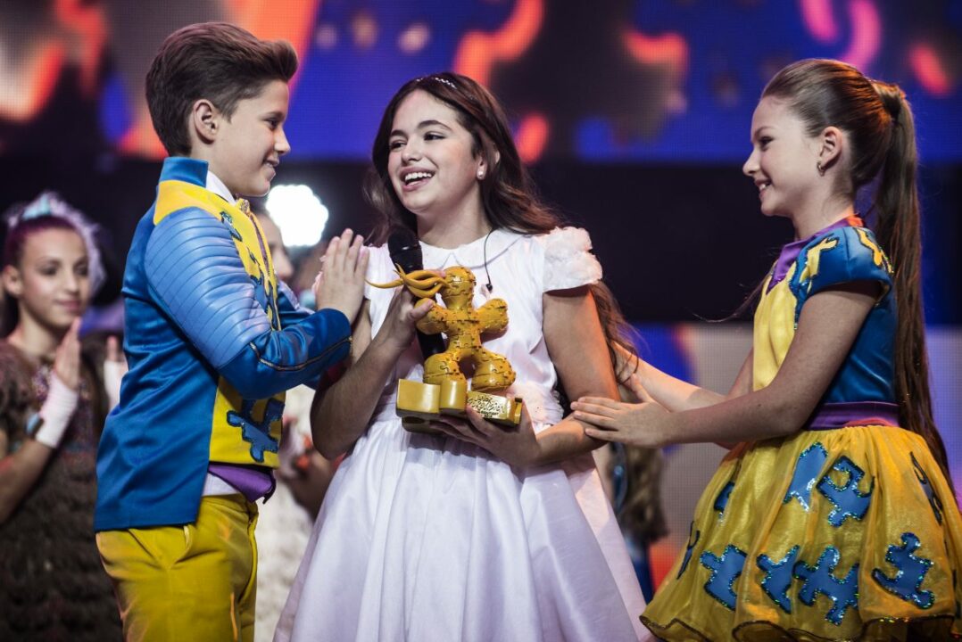 La cantante maltesa Gaia Gauchi recibió el trofeo del Festival de Eurovisión Junior 2013 de manos de Liza Kostyakina y Andriy Boyko | Imagen: EBU
