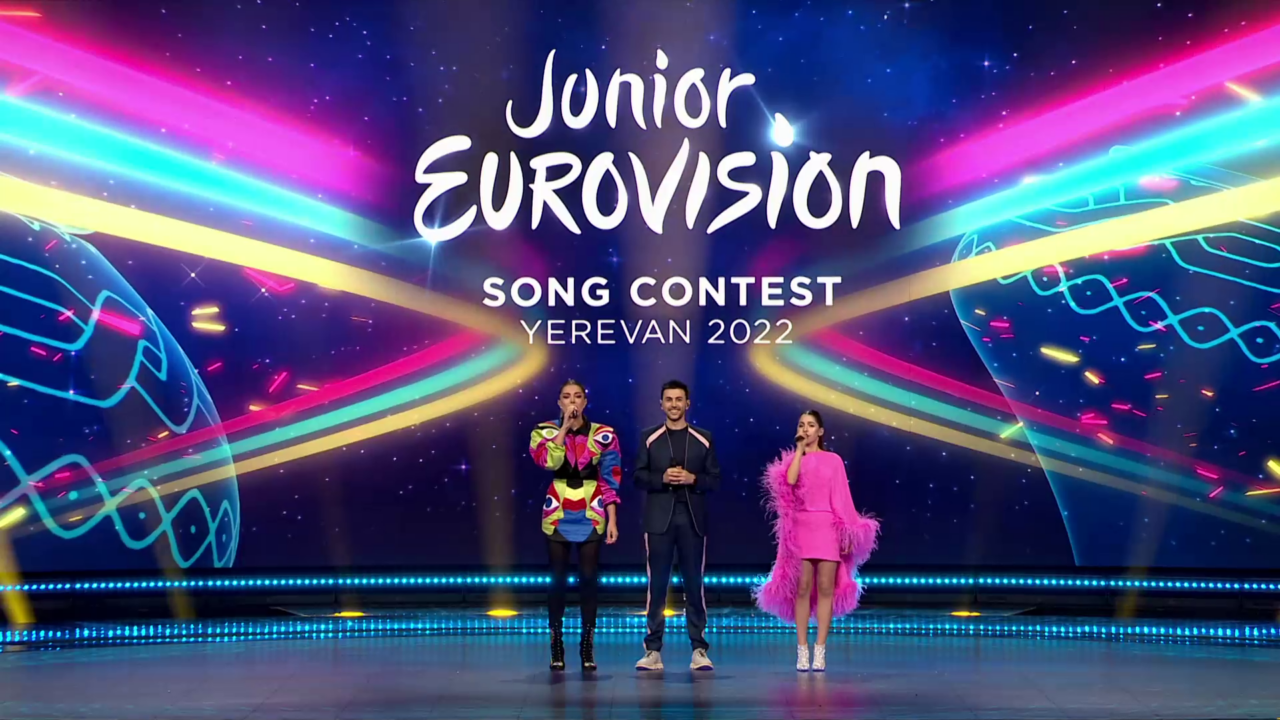 veta Mukuchyan, Garik Papoyan y Karina Ignatyan, presentadores de Eurovisión Junior 2022 / EBU