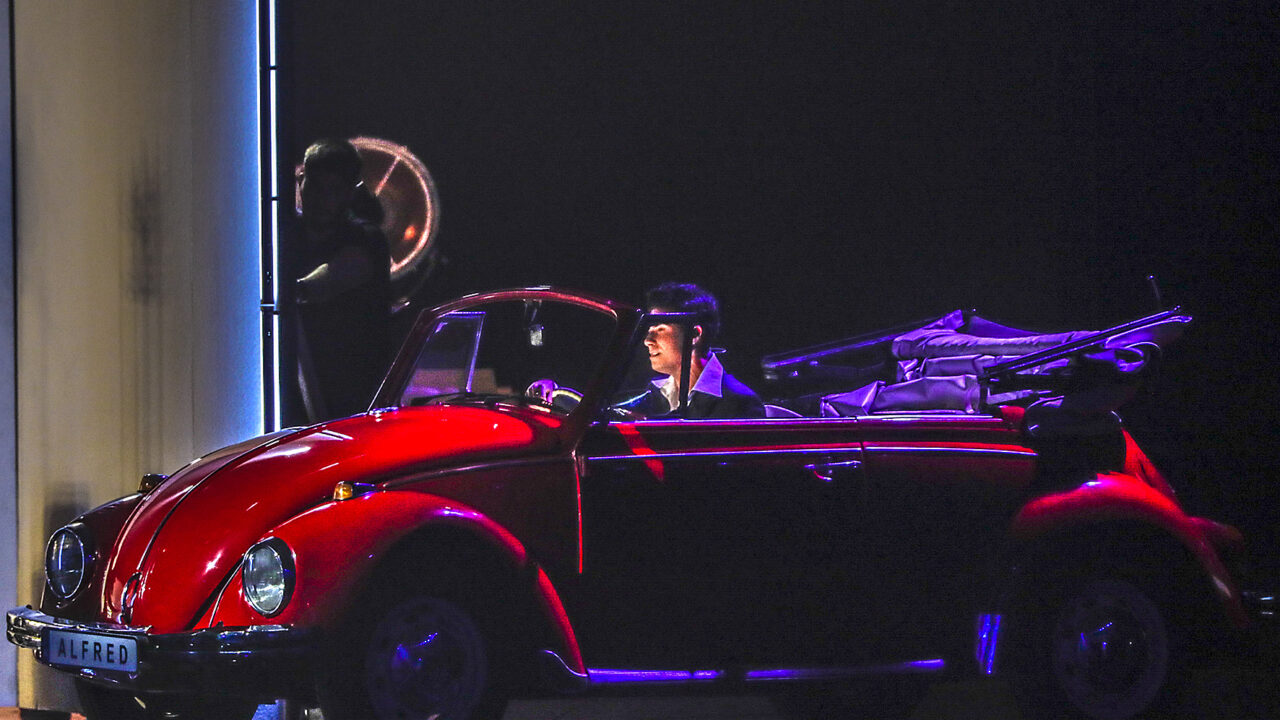 RTVE abre una licitación para la contratación de un servicio de autocares durante el Benidorm Fest 2025