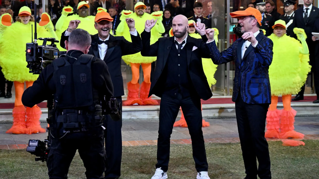 Polémica en Sanremo 2024: John Travolta no da su consentimiento a la RAI para que vuelvan a emitir las imágenes de su paso por el festival