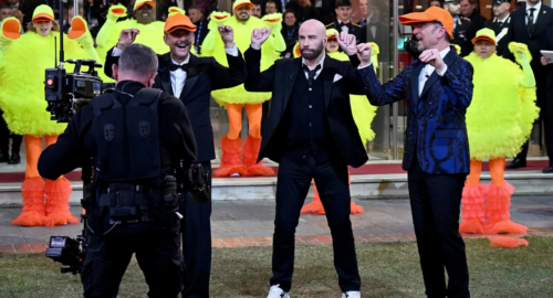 Polémica en Sanremo 2024: John Travolta no da su consentimiento a la RAI para que vuelvan a emitir las imágenes de su paso por el festival