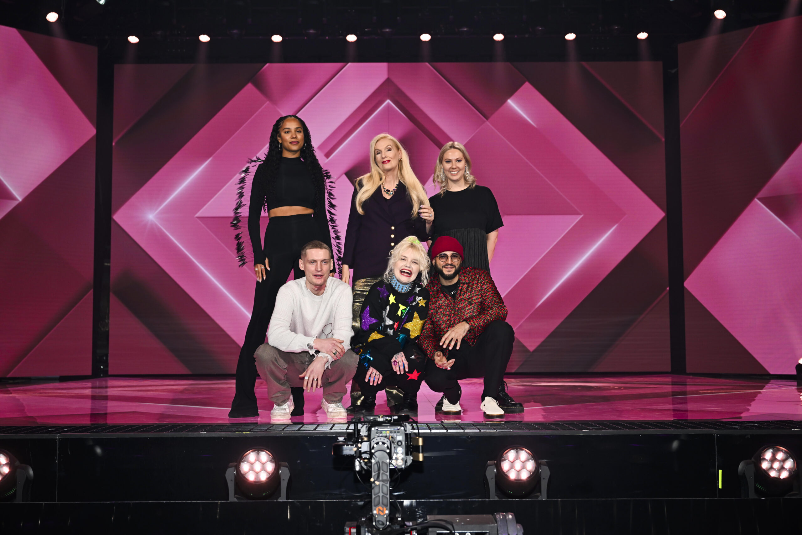 Participantes de la tercera eliminatoria del Melodifestivalen 2024 (Jacqline, Gunilla Persson, Clara Klingenström, Klaudy, Cazzi Opeia och Kim Cesarion) - Stina Stjernkvist/SVT