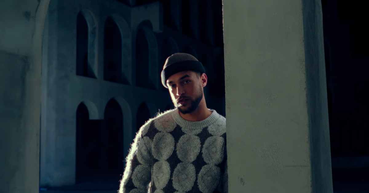 St. Pedro canta al desamor en su nuevo merengue «El idiota»