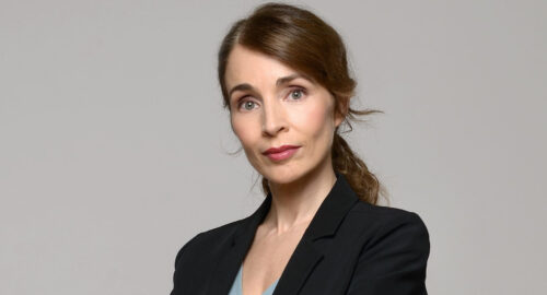 La española Natalia Calderón trabaja como entrenadora vocal de Dons, representante de Letonia en Eurovisión 2024
