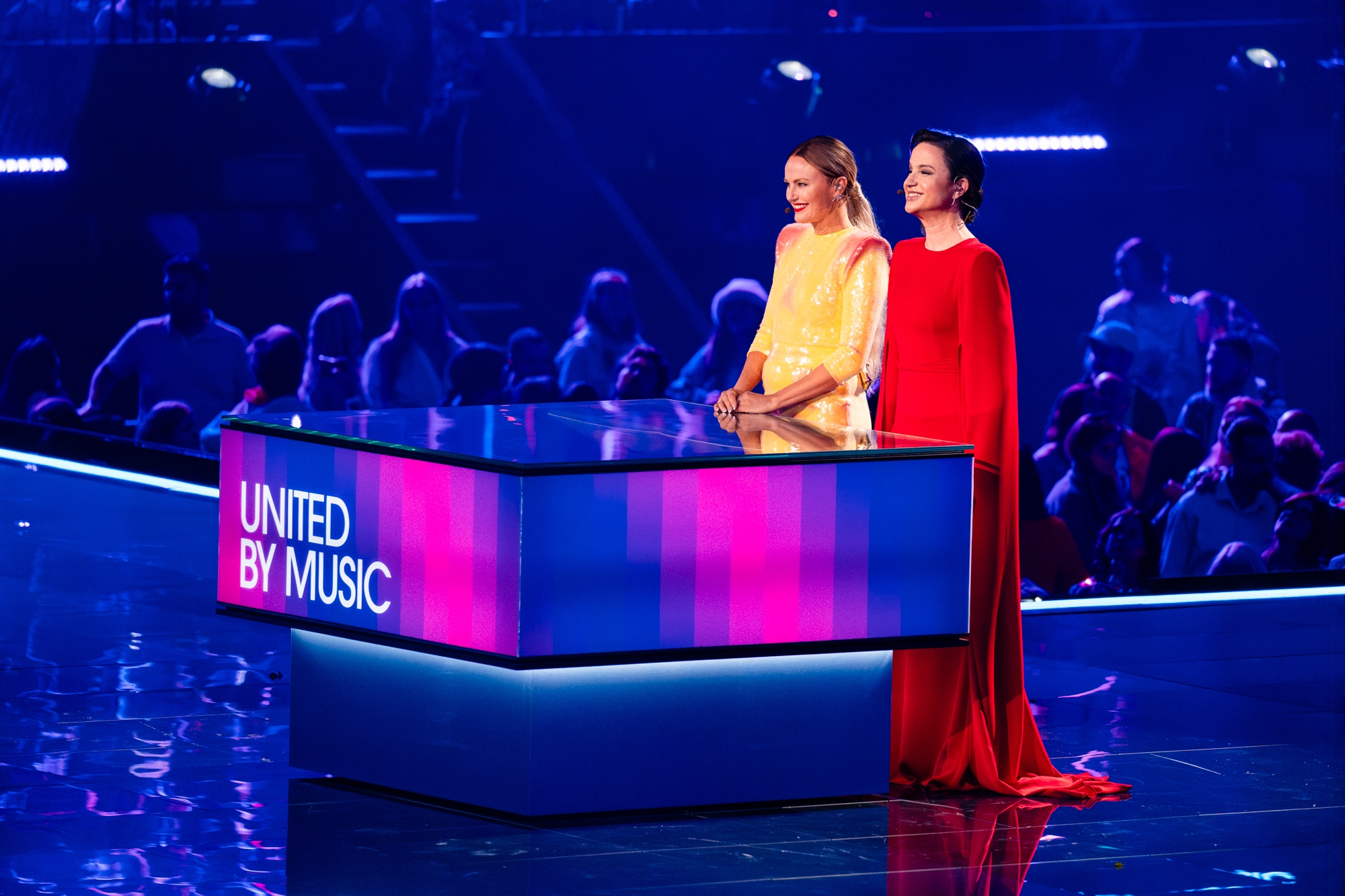 Petra Mede y Malin Åkerman / Corinne Cumming - EBU