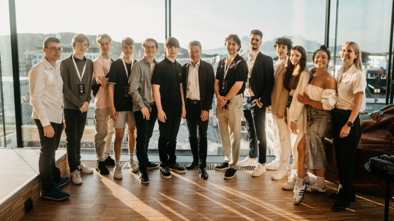Participantes del Festival de Eurovisión de Jóvenes Músicos 2024 junto al director de la Norwegian Radio Orchestra Eivind Aadland (en el centro) y las presentadoras del evento Mona Berntsen y Silje Nordnes (a la derecha) | Celina Øier