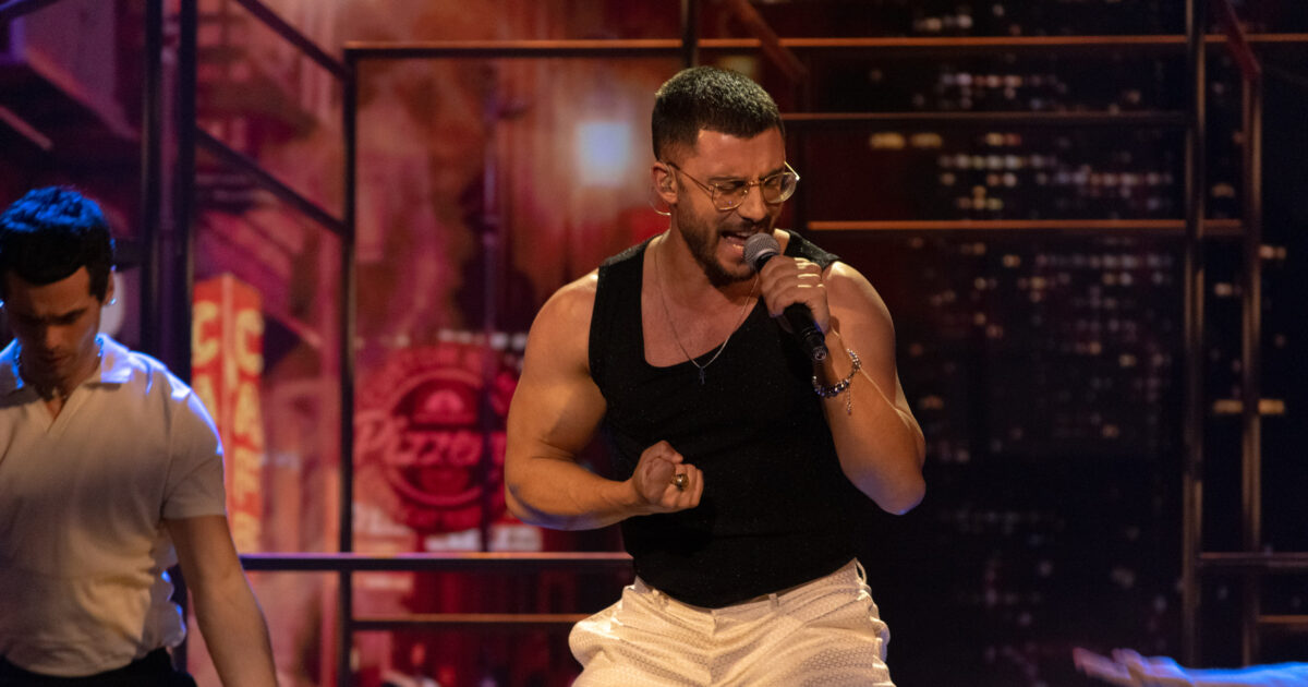 David Afonso publica el videoclip de «Amor barato», su propuesa para el Benidorm Fest 2025