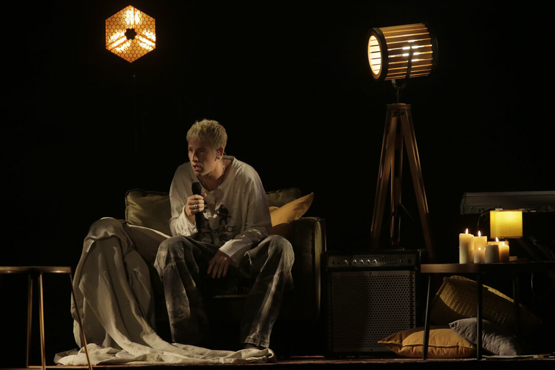 Henry Semler en la segunda semifinal del Benidorm Fest 2025, Palau d’Esports l’Illa de Benidorm | Foto: RTVE