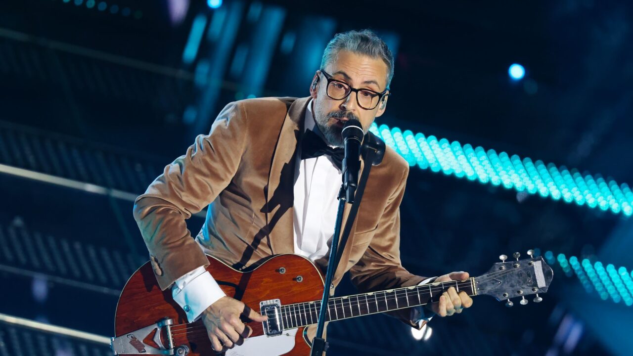 Escucha «L’albero delle noci», la canción de Brunori Sas para Sanremo 2025: letra de la canción, biografía del artista