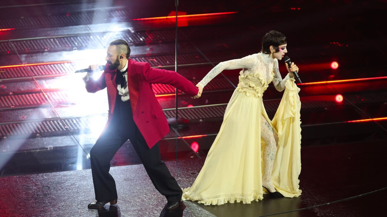 Escucha «Cuoricini», la canción de Coma_Cose para Sanremo 2025: letra de la canción, biografía de los artistas
