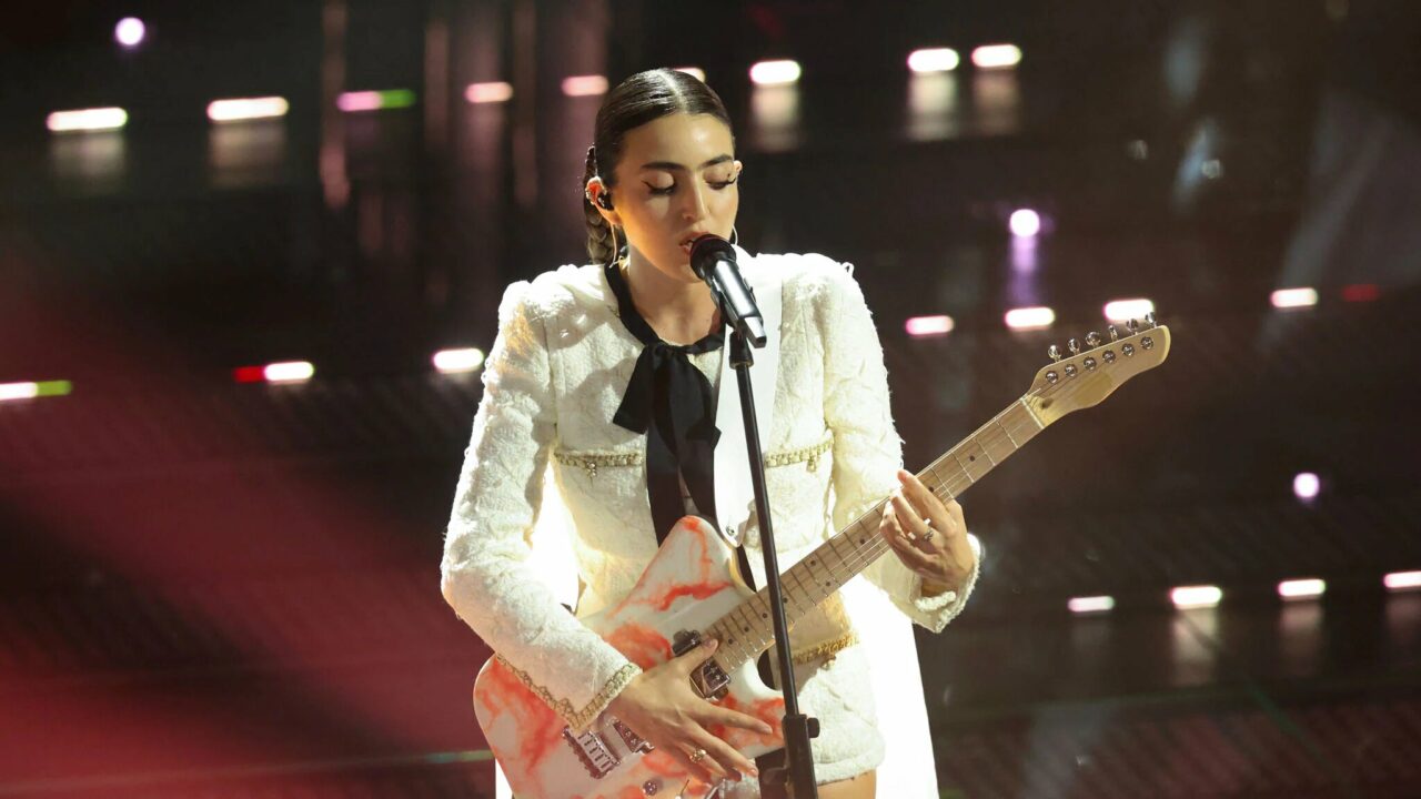 Escucha «Eco», la canción de Joan Thiele para Sanremo 2025: letra de la canción, biografía de la artista