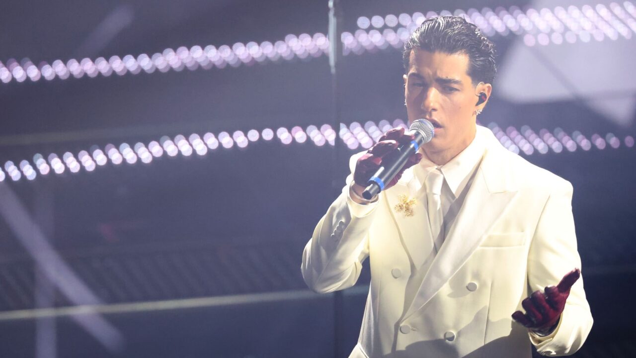 Escucha «Damme ‘na mano», la canción de Tony Effe para Sanremo 2025: letra de la canción, biografía del artista