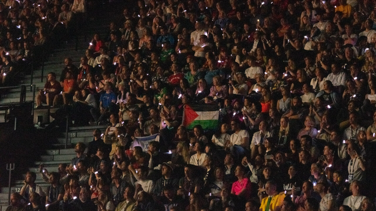Bandera de Palestina en la segunda semifinal de Eurovisión 2025 / Iván Trejo
