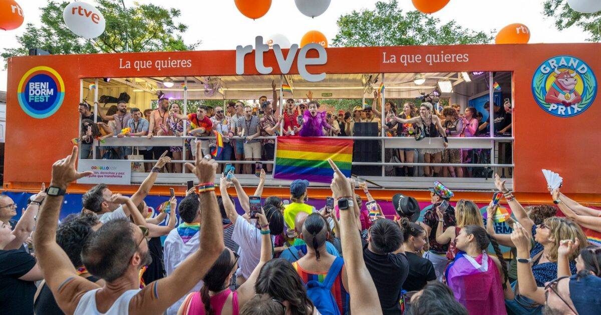 RTVE celebra el Orgullo LGTBIQ+ 2025 en Madrid con artistas de Eurovisión y el Benidorm Fest en su carroza: recorrido del desfile, horario y cómo verlo