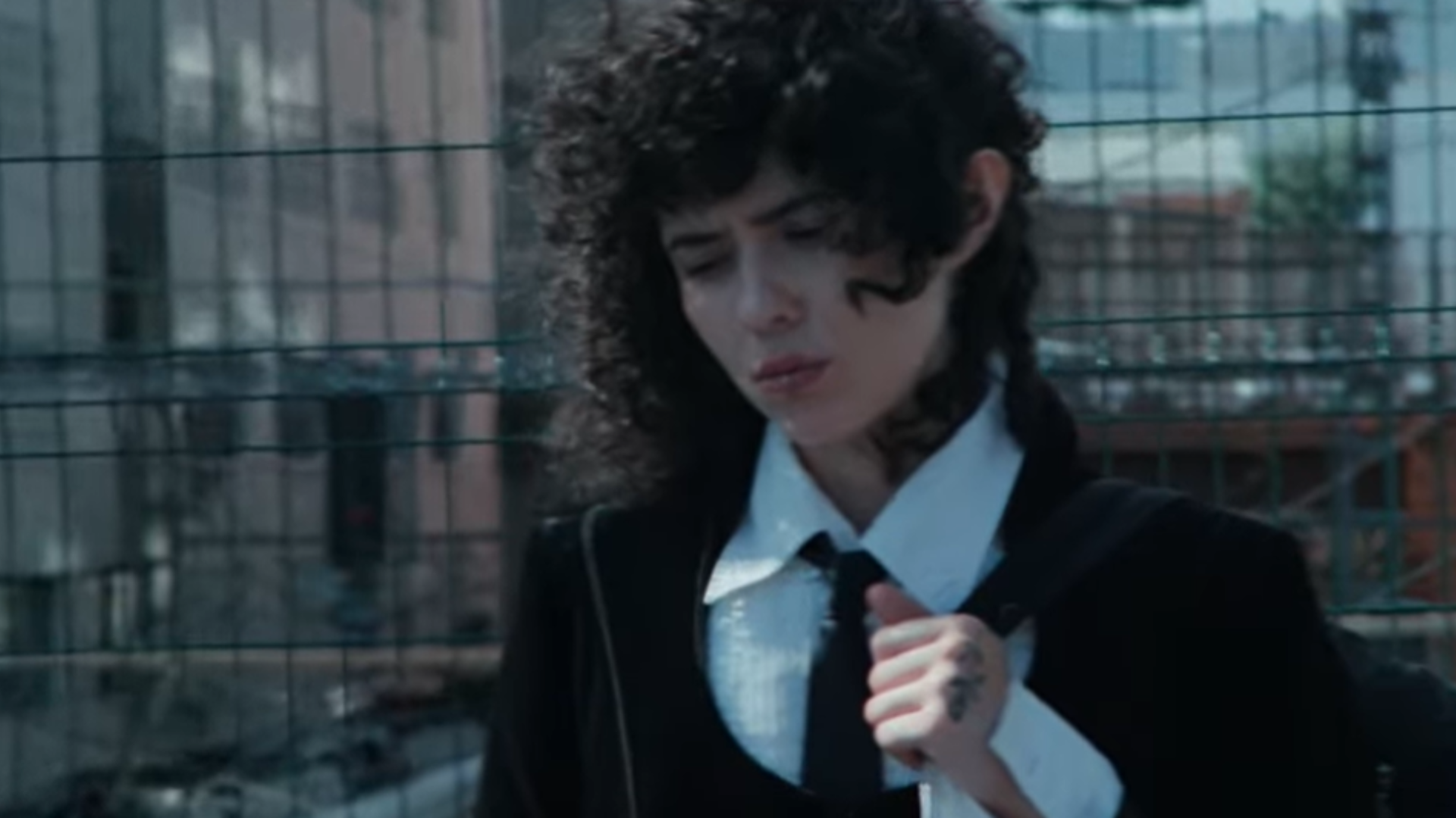 Alice Wonder en el videoclip de «X. Ave: Renacer» | YouTube, Alice Wonder