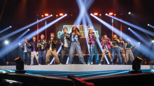 Disfruta del videoclip oficial de «Spotlights», la canción grupal del Junior Songfestival 2025