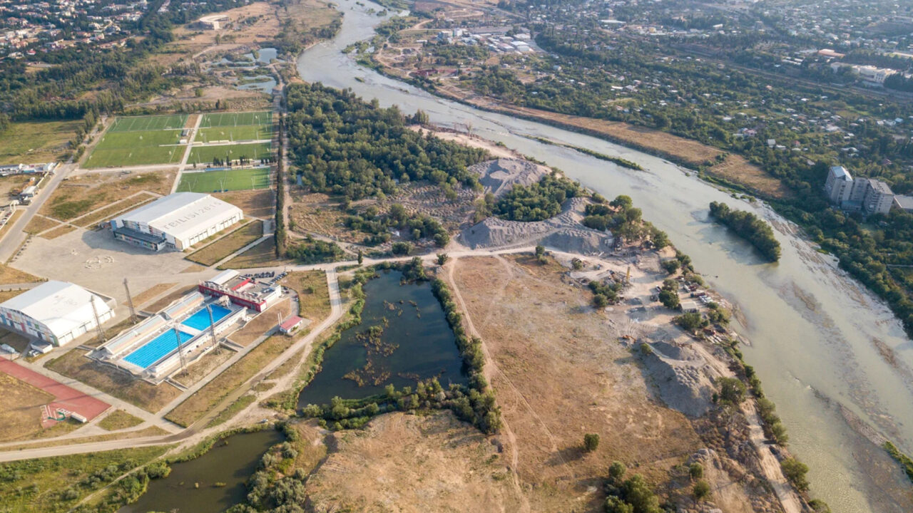 El Área Olímpica de Tiflis (Georgia) en el entorno del parque natural Dighomi Meadows | Imagen: Storgaard Photography