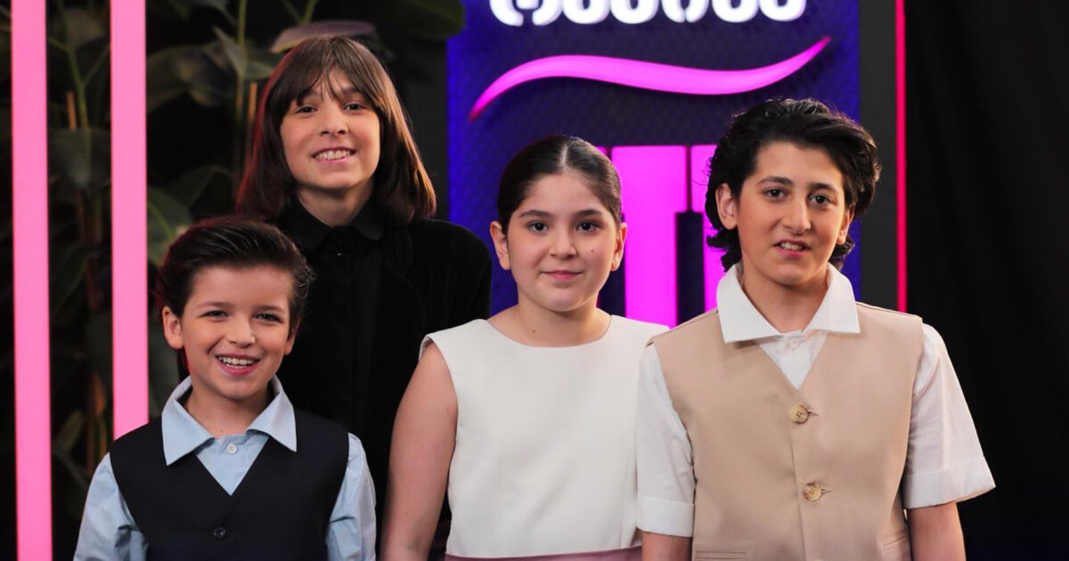 Sandro Abesadze, Anita Abgariani y Lazare Kapanadze, finalistas del Ranina 2025, junto al presentador Vache Ghviniashvili | GPB