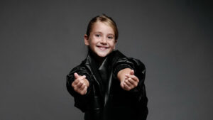 Albania presenta el videoclip con la nueva versión de «Fruta Perime», la propuesta de Kroni Pula para Eurovisión Junior 2025