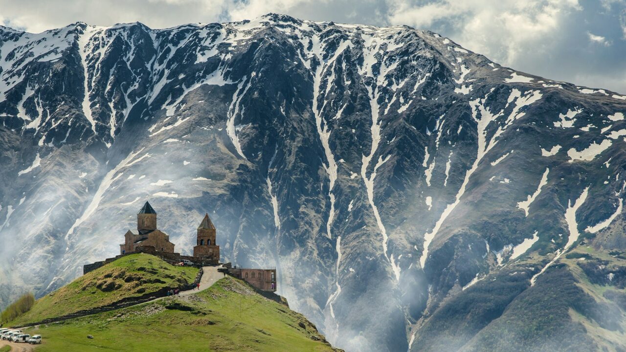 Iglesia de Trinity Gergeti en Kazbegi (Georgia) | Imagen: Iman Gozal - Unsplash