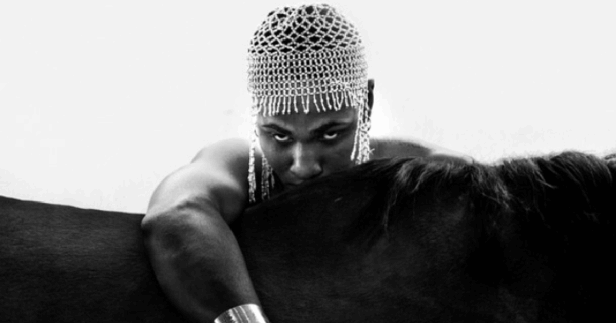 Marlon Collins presenta «Caballo negro», un nuevo EP de seis canciones que combinan la vanguardia y la electrónica