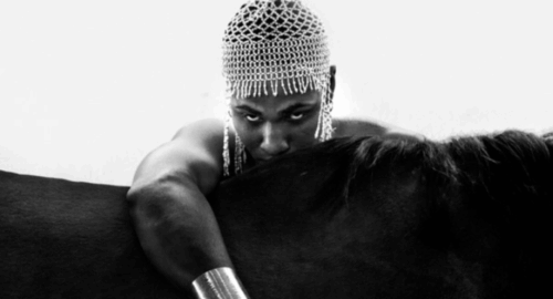 Marlon Collins presenta «Caballo negro», un nuevo EP de seis canciones que combinan la vanguardia y la electrónica