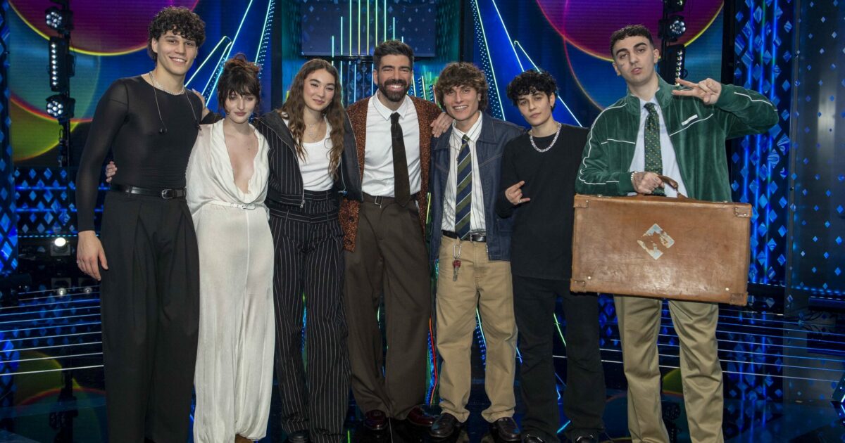 Nicolò Filipucci, Angelica Bove, Antonia, Seltsam, Senza Cri y Welo, finalistas de Sanremo Giovani 2025, junto a Gianluca Gazzoli, presentador del formato | Imagen: RAI