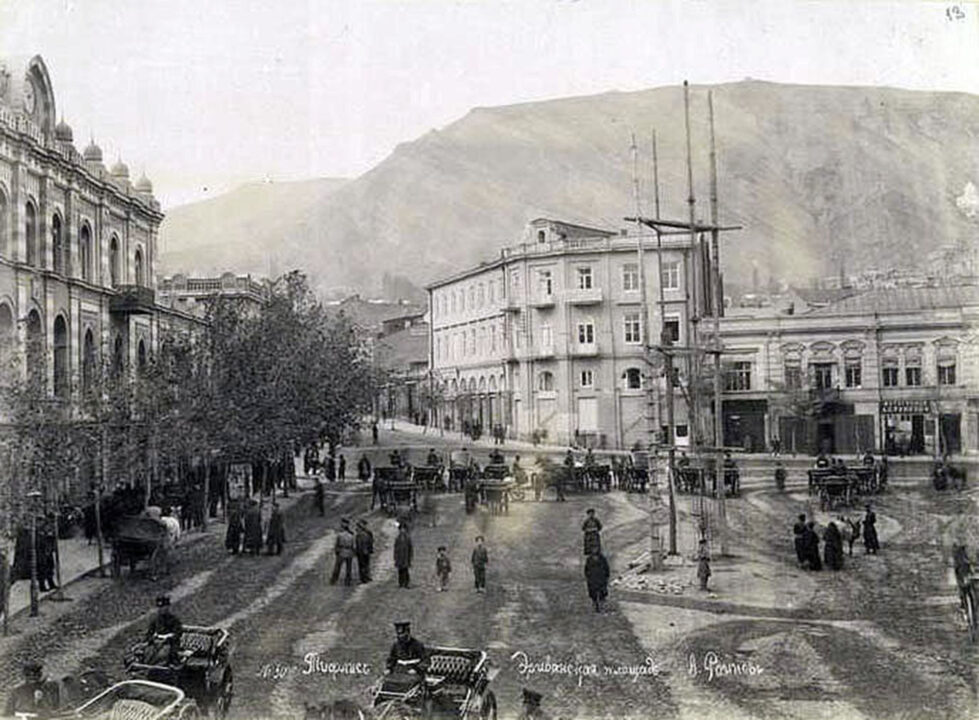 Banco central de Tiflis (Georgia) en la Plaza de Ereván (1907) | Imagen: George Kennan