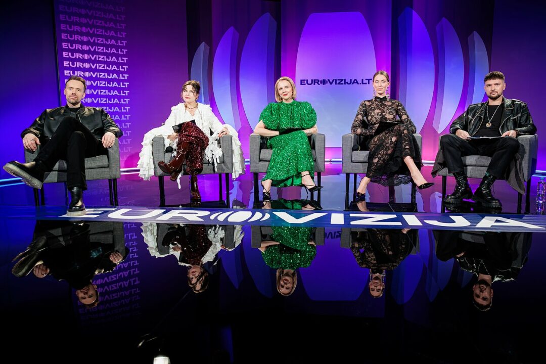 Vytautas Bikus, Kamilė Gudmonaitė, Ieva Narkutė, Unė Liandsbergytėy Karolis Talutis jurado de la 1ª semifinal de Eurovizija.LT 2025 / E.Blažio - LRT