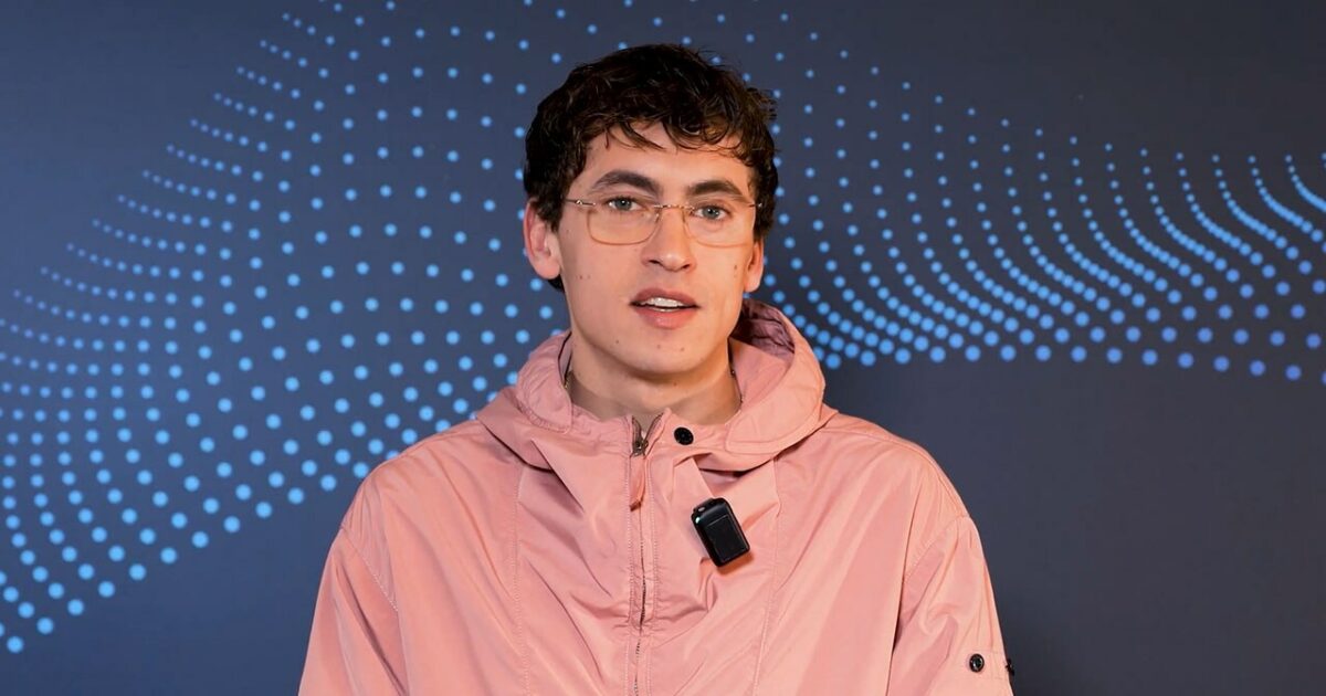 Tredici Pietro presenta «Uomo che cade» en Sanremo 2026 | Imagen: RAI