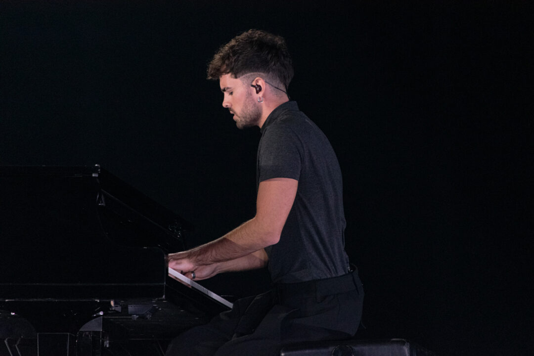 Mikel Herzog Jr. en la gran final del Benidorm Fest 2026, Palau d’Esports l’Illa de Benidorm | Foto: Iván Trejo