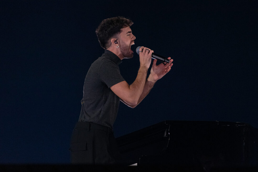 Mikel Herzog Jr. en la gran final del Benidorm Fest 2026, Palau d’Esports l’Illa de Benidorm | Foto: Iván Trejo