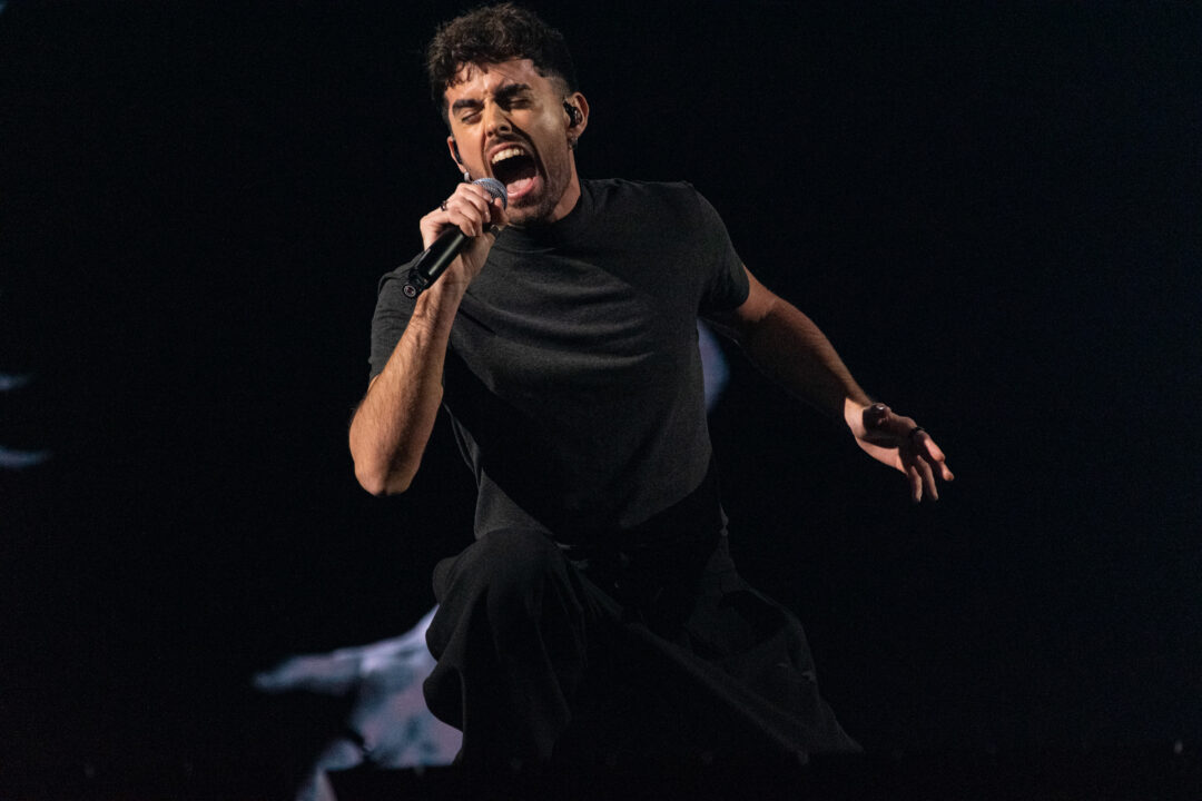 Mikel Herzog Jr. en la gran final del Benidorm Fest 2026, Palau d’Esports l’Illa de Benidorm | Foto: Iván Trejo