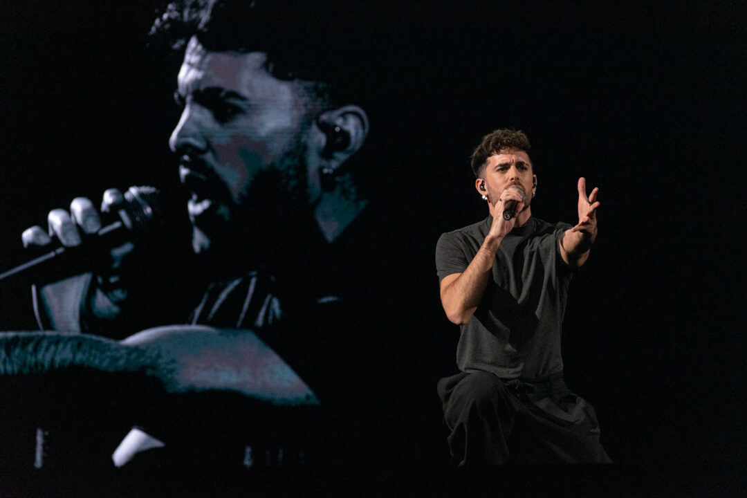 Mikel Herzog Jr. en la gran final del Benidorm Fest 2026, Palau d’Esports l’Illa de Benidorm | Foto: Iván Trejo