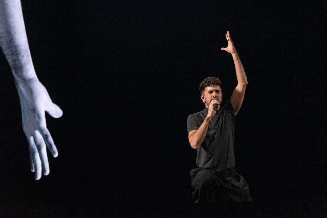 Mikel Herzog Jr. en la gran final del Benidorm Fest 2026, Palau d’Esports l’Illa de Benidorm | Foto: Iván Trejo