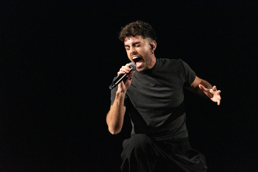 Mikel Herzog Jr. en la gran final del Benidorm Fest 2026, Palau d’Esports l’Illa de Benidorm | Foto: Iván Trejo