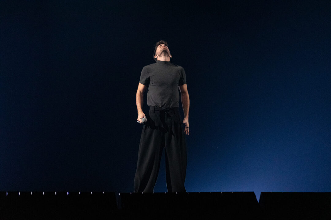 Mikel Herzog Jr. en la gran final del Benidorm Fest 2026, Palau d’Esports l’Illa de Benidorm | Foto: Iván Trejo